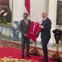 Temui Jokowi di Istana, Presiden FIFA Berikan Cinderamata Berupa Bola Resmi Piala Dunia 2022, Jersey dan Pennant