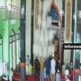 Momen Detik-detik Lampu Gantung di Masjid Rawalumbu Bekasi Jatuh Tepat di Belakang Jemaah Salat