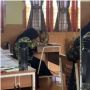 Lagi Belajar di Kelas, Siswa Ini Diawasi Kucing di Atas Meja