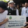 Gubernur Ridwan Kamil Kunjungi Warga Terdampak Banjir di Desa Cimancak dan Serahkan Bantuan