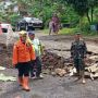 Jalan Penghubung Kecamatan Ambles Akibat Tanah Bergerak di Wonosobo