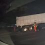 Penampakan Truk Terperosok di Tol Lingkar Timur Arah Kranji, Kendaraan Berat Bantu Evakuasi