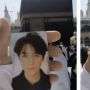 Heboh Jemaah Umrah Bawa Foto Idola di Depan Ka'bah, Banjir Kecaman: Norak!