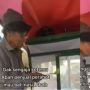 Tak Punya Uang untuk Makan, Kakek ini Tukarkan Barang Dagangan ini dengan Sepiring Nasi