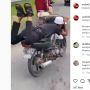Viral Aksi Pria Berpeci Putih Kendarai Motor Sambil Tiduran Tuai Kecaman