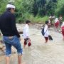 Lihat Langsung Anak-anak Sebrangi Sungai untuk Berangkat Sekolah, Dedi Mulyadi Lakukan Ini