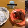 Bikin Sungkan Pria Ini Makan di Warung Pinggir Jalan Depan Pengendara Sepeda Motor Lewat