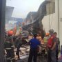 Sudah 15 Jam, Kebakaran Gudang Triplek di Bandung Belum Juga Padam