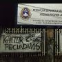 Kantor Asprov PSSI Jabar Ditutup dengan Spanduk Bertuliskan Sarang Pecundang