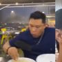 Viral Hari Ini: Pengendara Lewat Jalanan Ekstrem yang Bikin Senam Jantung, Dua Pria Makan Lahap meski Diterjang Hujan
