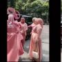 Viral Hari Ini: Santap Makan Siang justru Gigit Koyo Cabe, Hadir ke Acara Pesta, Jilbab Wanita Ini Mirip Kado Ultah