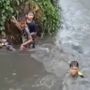 Detik-detik Evakuasi Tiga Bocah Terjebak Banjir di Kali Kutuk Malang