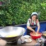 Masak Fuyunghai di Penggorengan Raksasa, Nagita Slavina Rela Aduk Adonan Pake Tangan