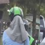 Cara Ibu-ibu Ini Pakai Helm Bikin Kaget, Warganet: Model Pemancar Sinyal