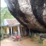Viral! Ngeri Bikin Jantungan, Sebuah Rumah Berdiri Tepat di Samping Batu Raksasa: Penghuninya Punya Nyali Tingkat Dewa