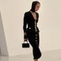 Kunjungi Museum Seni Islam di Qatar, Bella Hadid Padukan Baju Terbuka dan Scarf di Kepala
