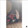 Enteng Banget, Ibu-Ibu Pakai Mukena Santai Parkirkan Moge Suami dengan Standar Tengah