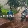 Jalan Pangkalan 1A Bantargebang Tertutup Akibat Longsor, Pengendara Berlomba-lomba Cari Jalan Tikus Malah Terjebak