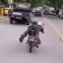 Pakai Peci Ngebut Gaya Superman, Aksi Ekstrem Pria Berkumis Dicibir Netizen: Udah Tua Banyak Gaya Loh Pak