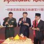 Wakil dari China Diberi Hadiah Potongan Tumpeng Nasi Kuning Oleh Dubes Djauhari
