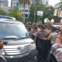 Massa BEM SI Lakukan Blokade, Kaki Polisi Terinjak Mobil Saat Atur Lalin Macet