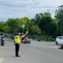 Gak Pakai Helm, Pengendara Motor Punya Trik Jitu Kabur dari Pantauan Polisi