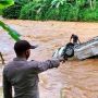 Mobil Milik Anggota Polisi yang Sedang Berlibur Terseret Arus Sungai