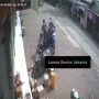 CCTV Rekam Aksi Nekat Dua Pelaku Pencurian Motor di Kemanggisan Pulo, Nopol Ditutup Bikin Sulit Polisi