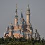 Pengunjung Terjebak di Disney Shanghai Akibat Kebijakan Lockdown Nol-Covid
