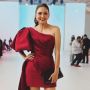 7 Potret Donna Agnesia di JFW, Tampil Merona dengan Gaun Warna Merah