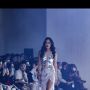 Sophia Latjuba Hipnotis JFW 2023, Bikin Takjub Pakai Busana Karya Disabilitas: Model Senior Runway!
