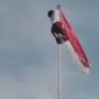 Viral! Aksi Berani Bocah SD di Bekasi Panjat Tiang 8 Meter Demi Merah Putih Berkibar