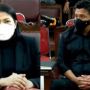 Pakai Baju Serba Hitam, Momen Putri Candrawathi Cium Tangan dan Peluk Ferdy Sambo di Persidangan Disoraki Wartawan