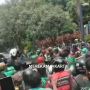 Tak Terima Rekannya Dipukul, Ratusan Driver Ojol Serbu Gedung di Setiabudi, Publik: Security Langsung Kena PHK Ini