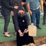 Beda Agama, Angelina Sondakh Tetap Hormati Ayah di Pemakaman, Angkat Peti Jenazah hingga Turun ke Liang Makam