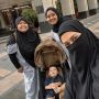 Kembali Kunjungi Tanah Suci Mekah, Penampilan Paula Verhoeven Bercadar Curi Perhatian