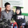 Sedih Tak Didampingi Ayahnya, Intip 9 Potret Oki Setiana Dewi Lulus S3