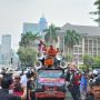 Salawat Menggema saat Massa GNPR Pendemo Jokowi Menyemut di Patung Kuda, Menantu Rizieq Dijaga Ketat Laskar Loreng Putih