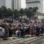 Tuntutan Aksi Minta Jokowi Mundur, Massa 411 Gelar Salat Ashar Berjamaah di Kawasan Patung Kuda
