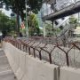 Antisipasi Ricuh Massa GNPR di Patung Kuda, Polisi Pasang 2 Lapis Barrier Beton dan 3 Lapis Kawat Berduri