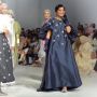 Lenggak Lenggok Centil Titi Kamal di JFW 2023: Cantik Bak Nona dari Eropa