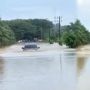 Mobil Nekat Terabas Banjir di Perbatasan Aceh-Sumut, Publik: Gila Kali Woi