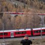 Melihat Kereta Api Terpanjang di Dunia Meliuk Lintasi Pegunungan Alpen di Swiss
