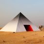 Kala Pameran Seni Kontemporer Menghiasi Piramida Giza di Mesir
