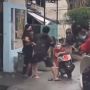 Raja Tega! Suami Membabi Buta Pukuli Istri di Depan Umum, Anaknya Nangis Ketakutan