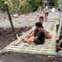 Demi Akses Jalan Lebih Mudah, Warga di Karangasem Bangun Jembatan dari Bambu