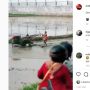 Salut! Bocah Laki-laki Ini Sudah Bisa Bajak Sawah Pakai Traktor, Warganet: Calon Petani Sukses