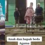Harunya Kisah Beda Agama, Bapak Ini Setia Menunggu Sang Anak Salat di Masjid
