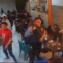 Dihujani Tembakan! Video Detik-detik Para Polisi Lawan Balik Komplotan Pemuda yang Serang Kafe