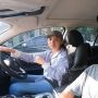 Momen Chelsea Olivia Belajar Nyetir Mobil dengan Glenn Alinskie, Heboh Banget Hingga Nyaris Tabrak Pemotor
